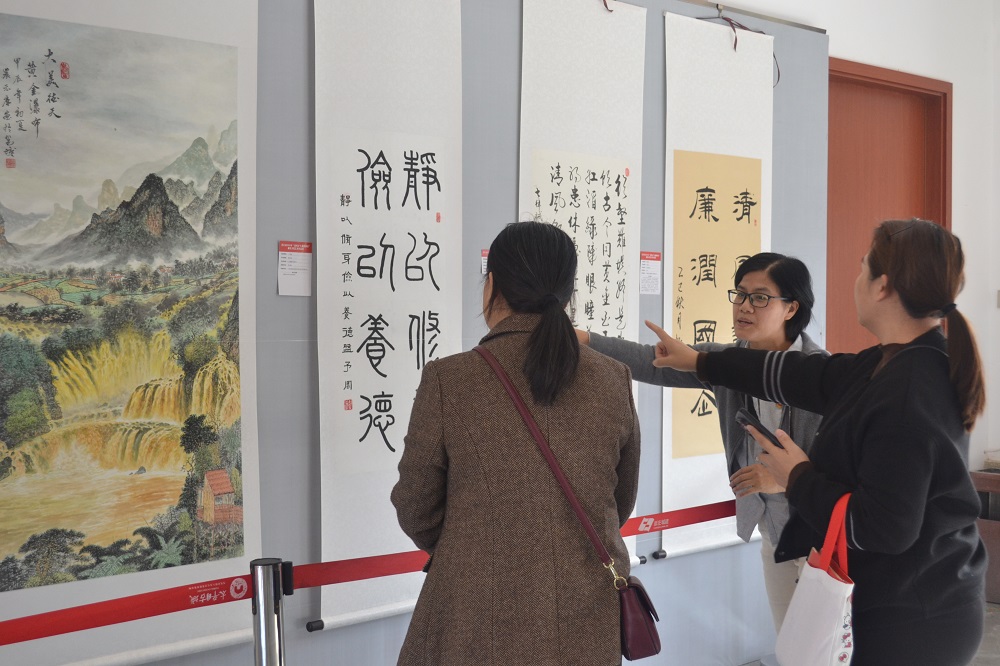 圖1 公司職工在廉潔文化作品展現(xiàn)場(chǎng)駐足觀賞、探討作品.JPG